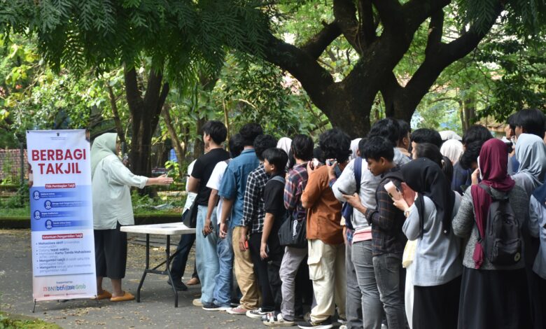 Mahasiswa Unhas Antusias Ikuti Berbagi Takjil Ramadan