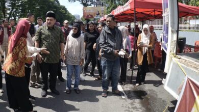 Tinjau Pasar Murah di Monumen Mandala, Munafri Pastikan Warga Terlayani dengan Harga Sesuai