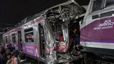KRL Ditabrak Kereta Jarak Jauh di Stasiun Bekasi Timur, Sejumlah Penumpang Terjepit