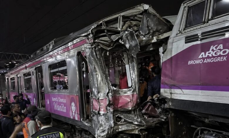KRL Ditabrak Kereta Jarak Jauh di Stasiun Bekasi Timur, Sejumlah Penumpang Terjepit