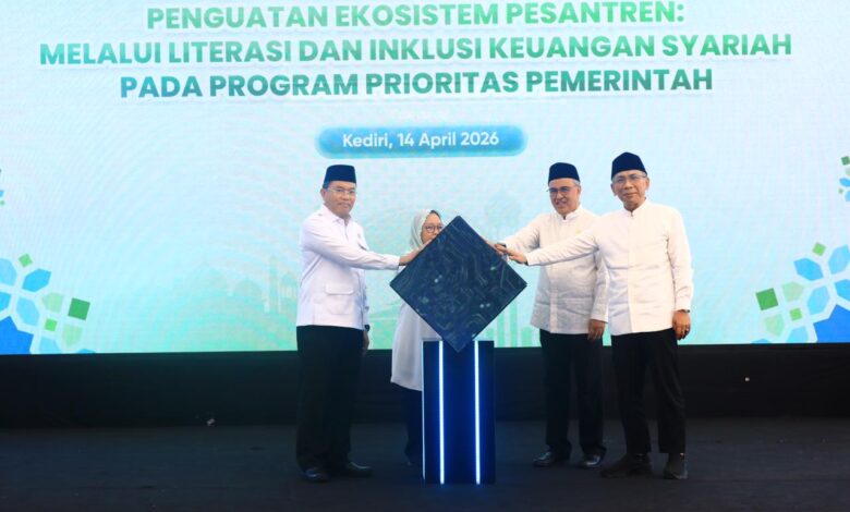 OJK Perkuat Ekosistem Pesantren melalui Literasi dan Akses Keuangan Syariah di Kediri