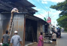 Inisiatif Warga Tamalanrea, PKL Bongkar Lapak di Atas Drainase Tanpa Penertiban