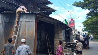 Inisiatif Warga Tamalanrea, PKL Bongkar Lapak di Atas Drainase Tanpa Penertiban