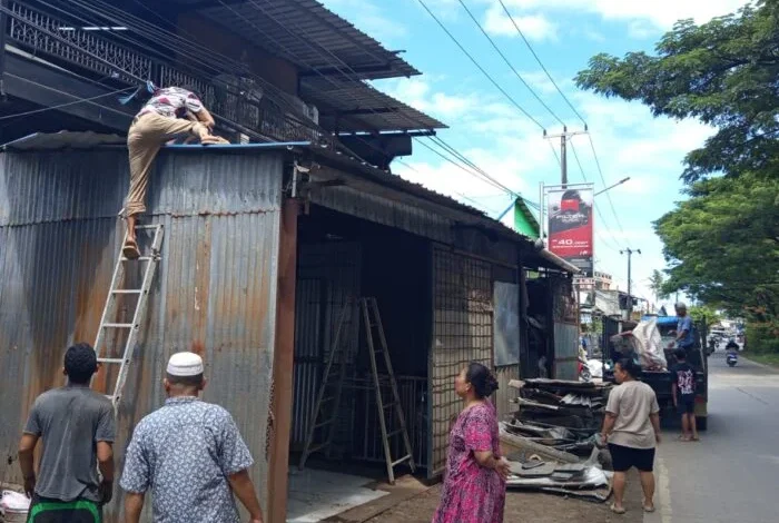 Inisiatif Warga Tamalanrea, PKL Bongkar Lapak di Atas Drainase Tanpa Penertiban