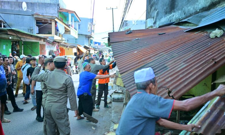 Kecamatan Makassar Tertibkan Lapak PKL di Atas Drainase dan Trotoar, Lima Bangunan Semi Permanen Dibersihkan