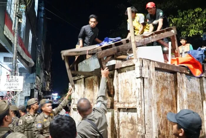 Pemkot Makassar Berhasil Tertibkan Pasar Tumpah di Jalan Veteran Utara, Relokasi Pedagang Berjalan Kondusif