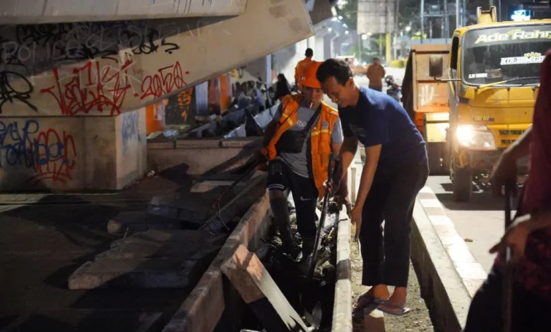 Viral Sampah di Bawah Tol Pettarani, Kecamatan Rappocini Gerak Cepat Bersihkan Drainase