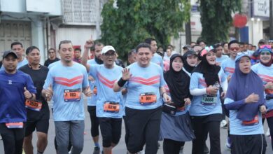 Ribuan Pelari Padati Losari, Munafri Lepas Makassar Half Marathon 2026