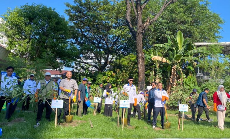 Peringati HUT ke-27, PNM dan DLH Makassar Tanam Tabebuya Kuning di Kawasan Monumen Mandala