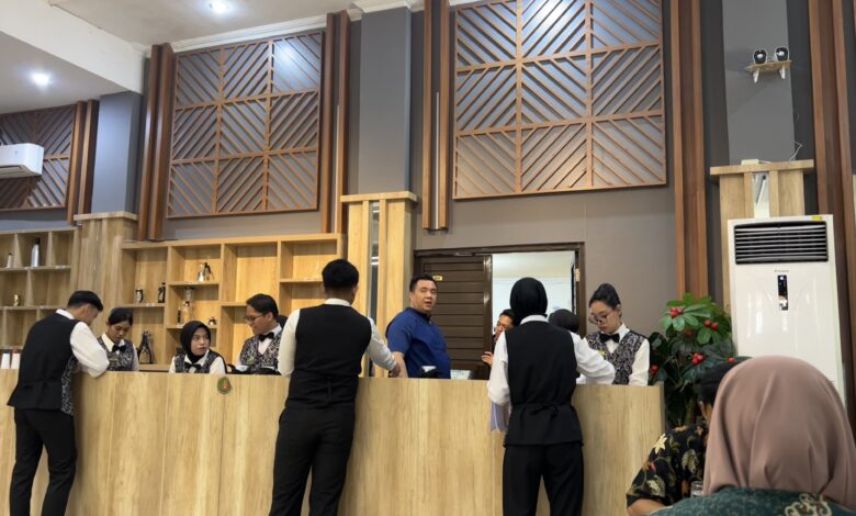 UAS Mahasiswa PPH Poltekpar Makassar Dikemas dalam Open Restaurant, Sajikan Menu Kontinental untuk Tokoh dan Media