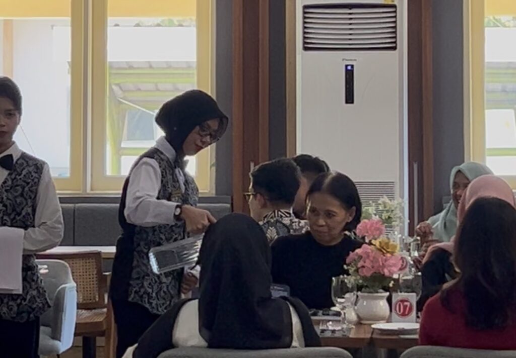 Mahasiswa Poltekpar Makassar Berikan Pelayanan kepada Pengunjung Restoran