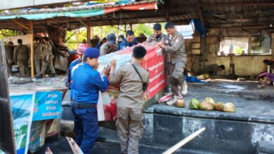 Pendekatan Humanis Berhasil, 19 PKL Kelapa di Kawasan Fort Rotterdam Bongkar Lapak Secara Mandiri