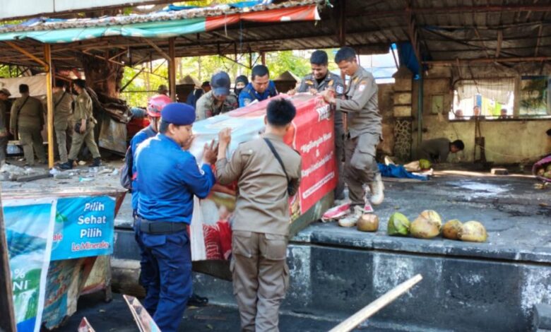 Pendekatan Humanis Berhasil, 19 PKL Kelapa di Kawasan Fort Rotterdam Bongkar Lapak Secara Mandiri