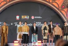 Wastra Nusantara Memukau Tamu Internasional di Fashion Show Pameran “The Taste and Craft of Makassar” IGS 2026