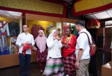 Kunjungi Balla Lompoa, Melinda Aksa Kenalkan Baju Bodo dan Patonro’ kepada Pendamping Delegasi Diplomatik Dunia