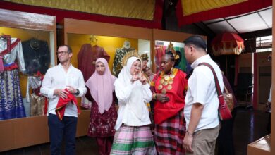 Kunjungi Balla Lompoa, Melinda Aksa Kenalkan Baju Bodo dan Patonro’ kepada Pendamping Delegasi Diplomatik Dunia