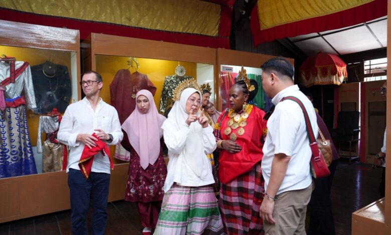 Kunjungi Balla Lompoa, Melinda Aksa Kenalkan Baju Bodo dan Patonro’ kepada Pendamping Delegasi Diplomatik Dunia
