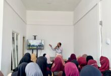 OJK Sulselbar Tingkatkan Literasi Keuangan Keluarga Nelayan di Sinjai, Edukasi Kelola Keuangan hingga Waspada Investasi Ilegal