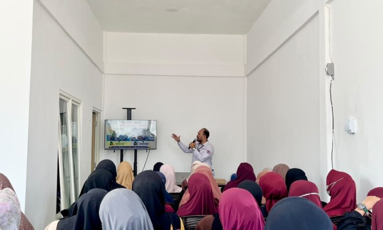 OJK Sulselbar Tingkatkan Literasi Keuangan Keluarga Nelayan di Sinjai, Edukasi Kelola Keuangan hingga Waspada Investasi Ilegal