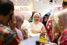 Produk UMKM Dekranasda Makassar Laris Manis di HUT Dekranas ke-46, Kain Lagosi Jadi Buruan