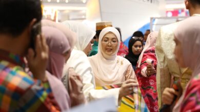 Produk UMKM Dekranasda Makassar Laris Manis di HUT Dekranas ke-46, Kain Lagosi Jadi Buruan