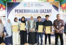 Disdik Makassar Serahkan Ijazah Paket A, B, dan C kepada 108 Warga Belaja