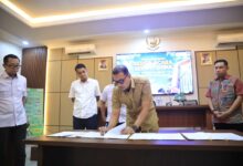 Sekda Zulkifly Dorong Percepatan Pemanfaatan Gedung DPRD Makassar Usai Penandatanganan BAST