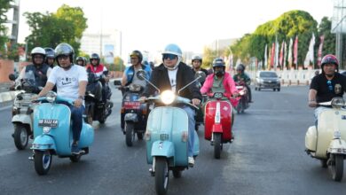 Riding Vespa di Makassar, Zudan dan Munafri Tanam 18 Pohon Tabebuya di CPI