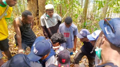 Ekspedisi Patriot Unhas Bantu Warga Kendalikan Karhutla di Fakfak Timur