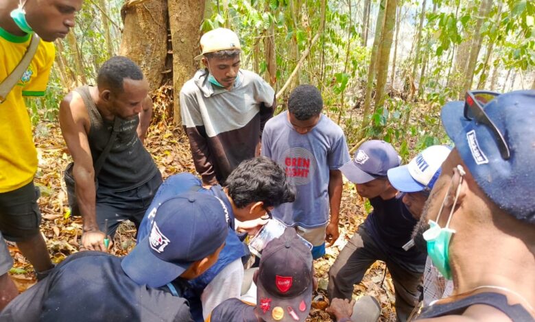 Ekspedisi Patriot Unhas Bantu Warga Kendalikan Karhutla di Fakfak Timur