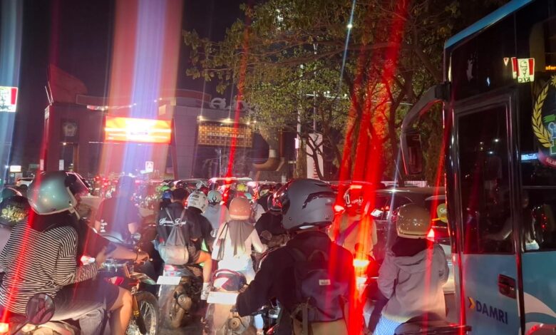 Antrean BBM di SPBU Merembet ke Pertamini, Warga Makassar Tetap Harus Mengantre