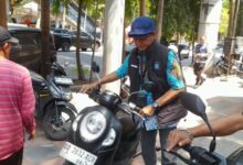 Trotoar Depan SDN Sudirman Kembali Ditata, Kendaraan Parkir Dialihkan ke Area Sekolah