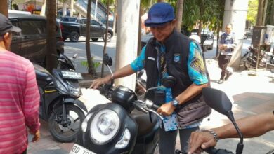 Trotoar Depan SDN Sudirman Kembali Ditata, Kendaraan Parkir Dialihkan ke Area Sekolah