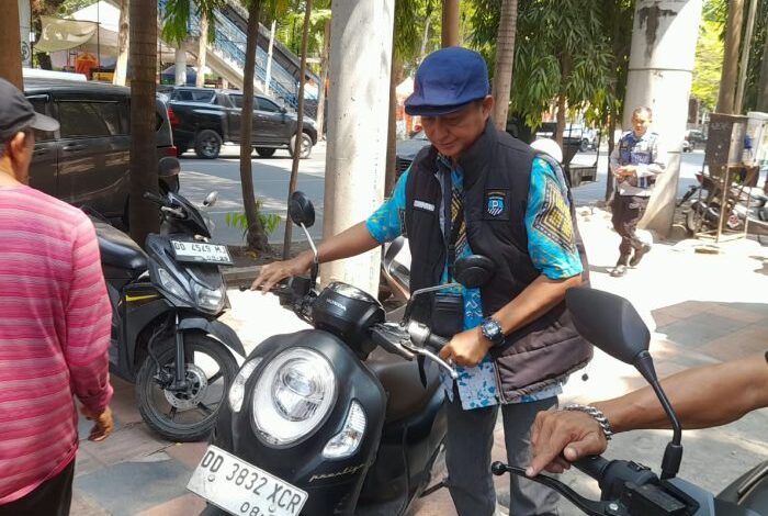 Trotoar Depan SDN Sudirman Kembali Ditata, Kendaraan Parkir Dialihkan ke Area Sekolah