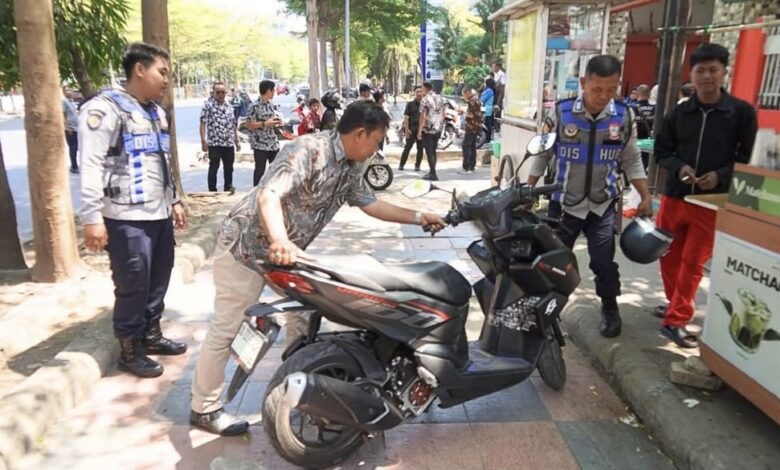 Parkir di Atas Trotoar Ditertibkan, Kecamatan Ujung Pandang Jaga Keselamatan Siswa