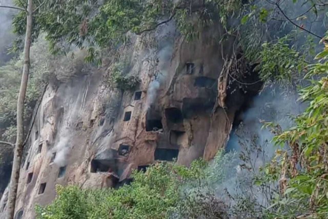 Api yang meluas tidak hanya membakar vegetasi di kawasan hutan dan lahan, tetapi juga menjalar hingga ke kuburan batu yang berada di tebing. Kuburan batu tersebut merupakan bagian dari tradisi pemakaman masyarakat Toraja yang memiliki nilai sejarah dan budaya.