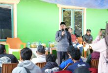 Kunjungi Lumu-Lumu, Munafri Serahkan GPS untuk 143 Nelayan dan Siapkan Penerangan Pulau