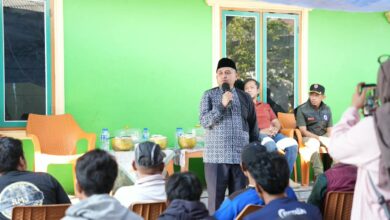 Kunjungi Lumu-Lumu, Munafri Serahkan GPS untuk 143 Nelayan dan Siapkan Penerangan Pulau