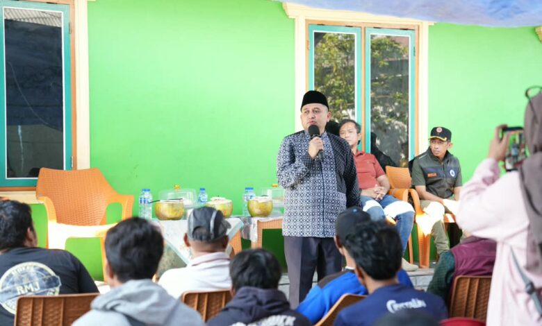 Kunjungi Lumu-Lumu, Munafri Serahkan GPS untuk 143 Nelayan dan Siapkan Penerangan Pulau