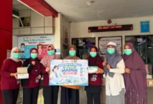Peduli Kesehatan Udara, RSUD Daya Makassar Turun ke Jalan Bagikan Masker Gratis untuk Warga