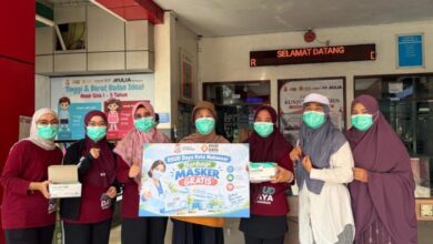 Peduli Kesehatan Udara, RSUD Daya Makassar Turun ke Jalan Bagikan Masker Gratis untuk Warga