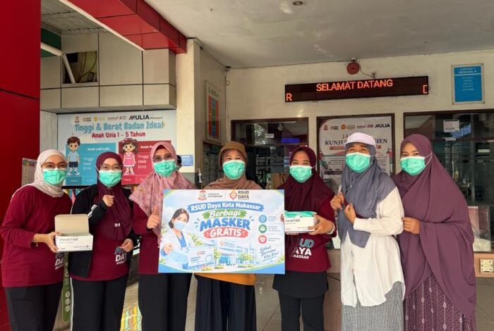 Peduli Kesehatan Udara, RSUD Daya Makassar Turun ke Jalan Bagikan Masker Gratis untuk Warga